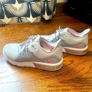 Nike Air Max Gray and Pink Tennis Shoes👟